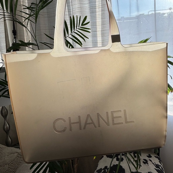 Authentic CHANEL jelly tote in tan ombré color. Size Large. PRICE FIXED - Picture 1 of 12